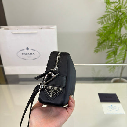 PRINTED LOGO CLUTCH 24 IN BLACK RE-NYLON