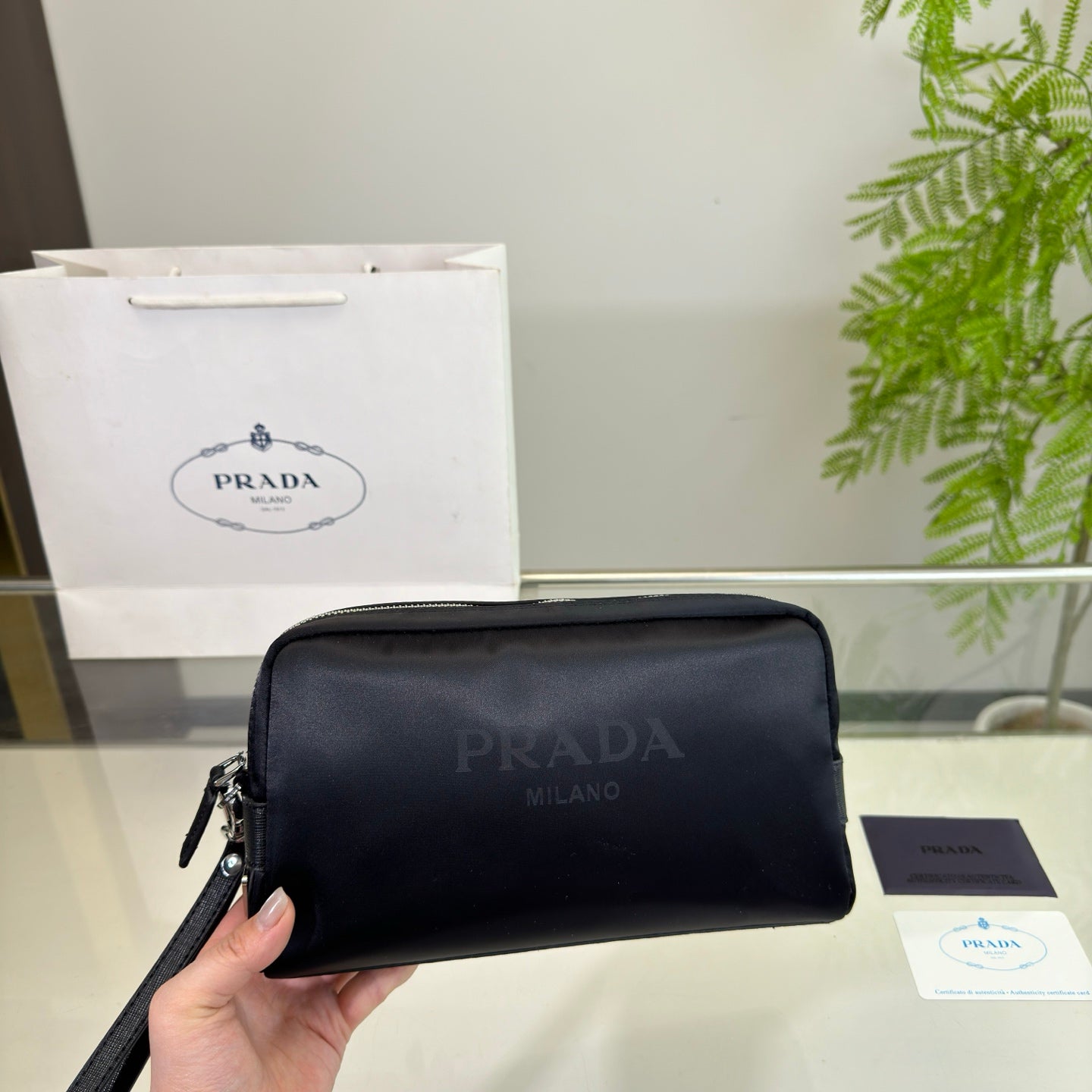 PRINTED LOGO CLUTCH 24 IN BLACK RE-NYLON