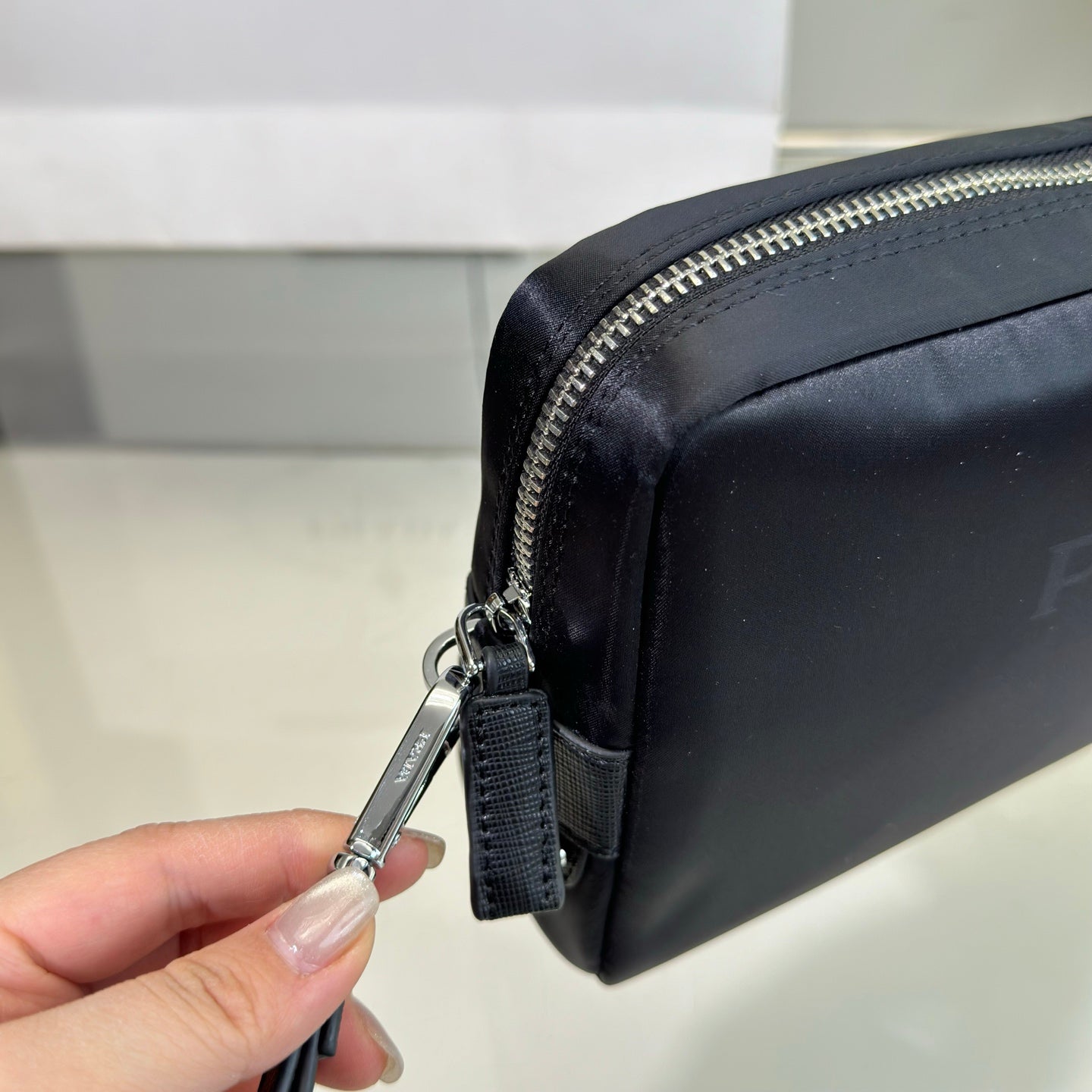 PRINTED LOGO CLUTCH 24 IN BLACK RE-NYLON