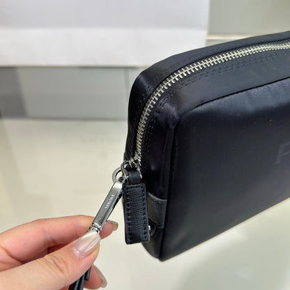 PRINTED LOGO CLUTCH 24 IN BLACK RE-NYLON