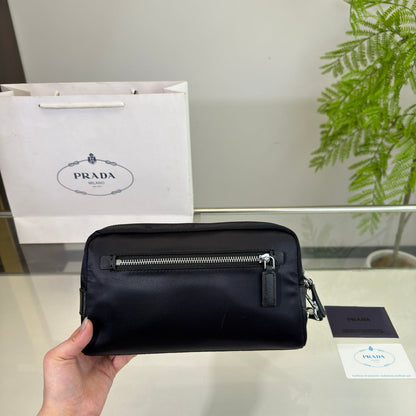 PRINTED LOGO CLUTCH 24 IN BLACK RE-NYLON