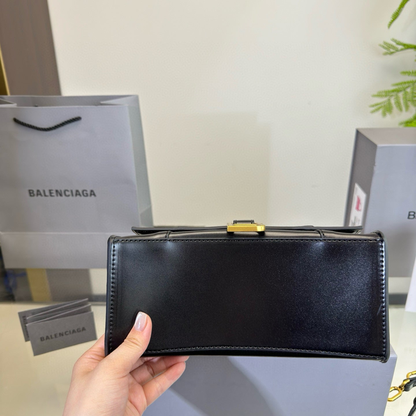 HOURGLASS HANDBAG 22 IN BLACK SHINY BOX CALFSKIN GOLD HARDWARE