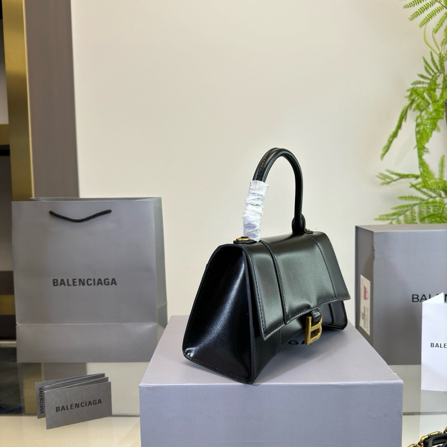 HOURGLASS HANDBAG 22 IN BLACK SHINY BOX CALFSKIN GOLD HARDWARE