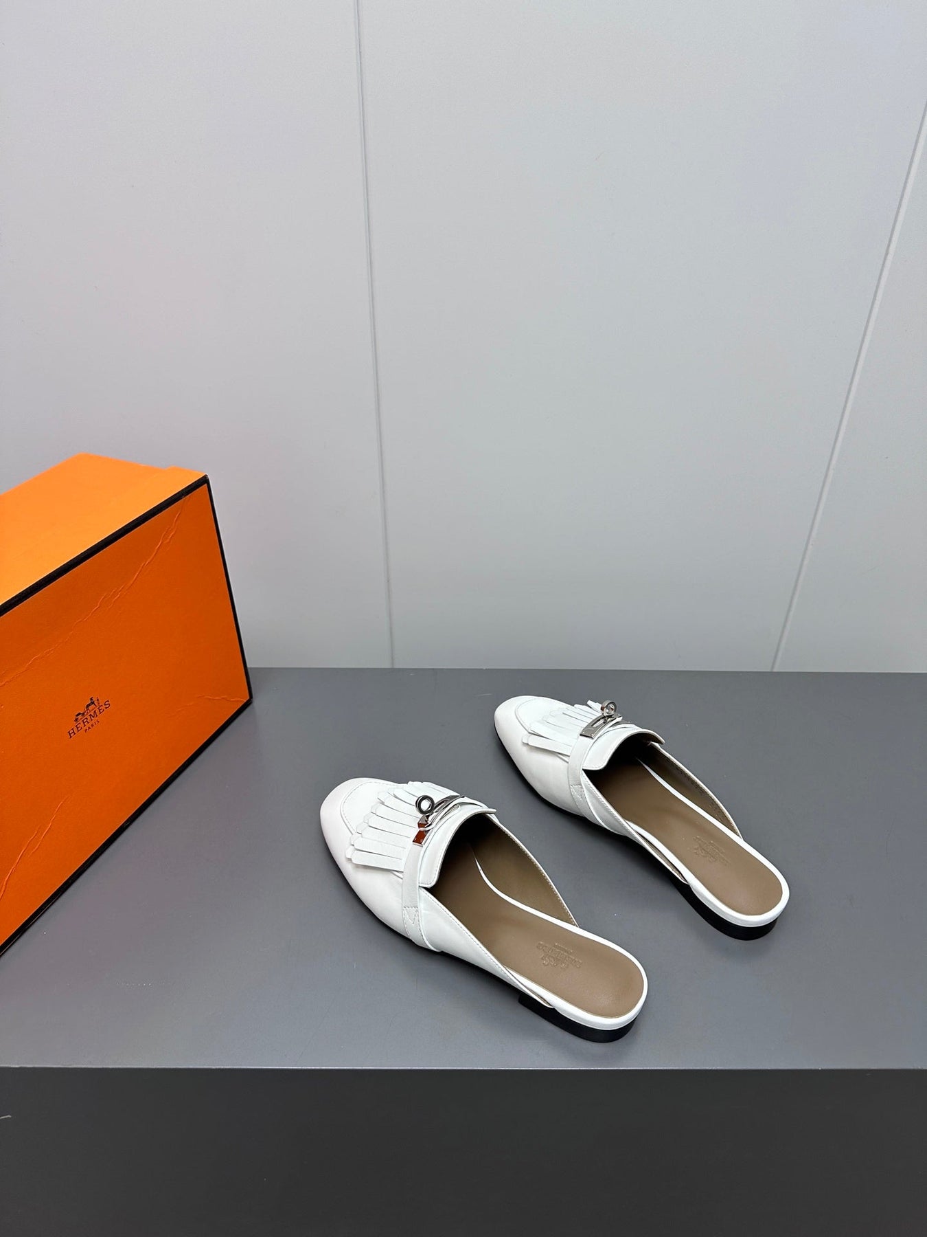 0Z MULE IN WHITE LAMBSKIN WITH FRINGE DETAIL