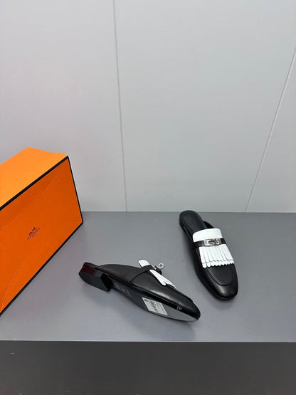 0Z MULE IN BLACK LAMBSKIN WITH WHITE FRINGE DETAIL