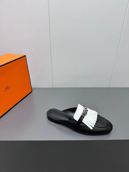 0Z MULE IN BLACK LAMBSKIN WITH WHITE FRINGE DETAIL