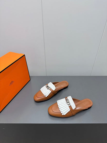 0Z MULE IN BRONZE BROWN LAMBSKIN WITH WHITE FRINGE DETAIL