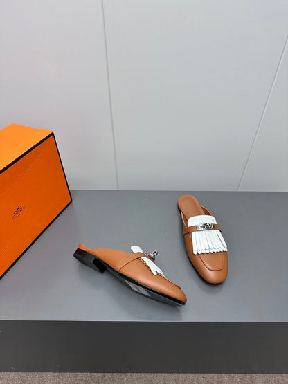 0Z MULE IN BRONZE BROWN LAMBSKIN WITH WHITE FRINGE DETAIL