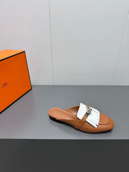 0Z MULE IN BRONZE BROWN LAMBSKIN WITH WHITE FRINGE DETAIL