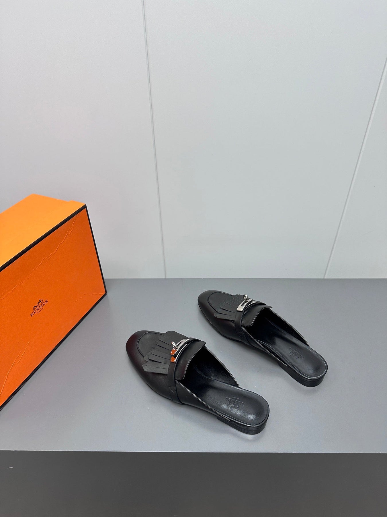 0Z MULE IN BLACK LAMBSKIN WITH FRINGE DETAIL