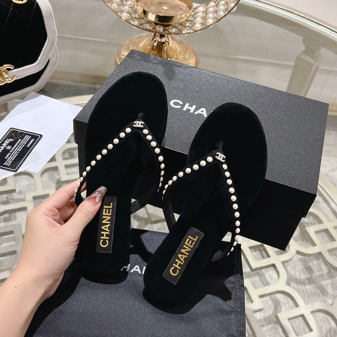 PEARL THONG SANDAL IN BLACK SUEDE