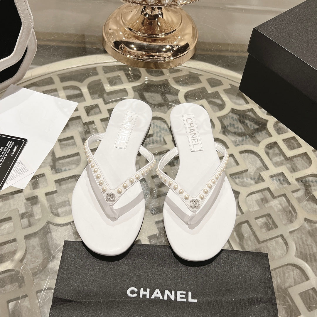 PEARL THONG SANDAL IN WHITE LAMBSKIN