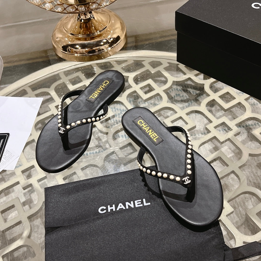 PEARL THONG SANDAL IN BLACK LAMBSKIN