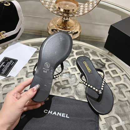 PEARL THONG SANDAL IN BLACK LAMBSKIN