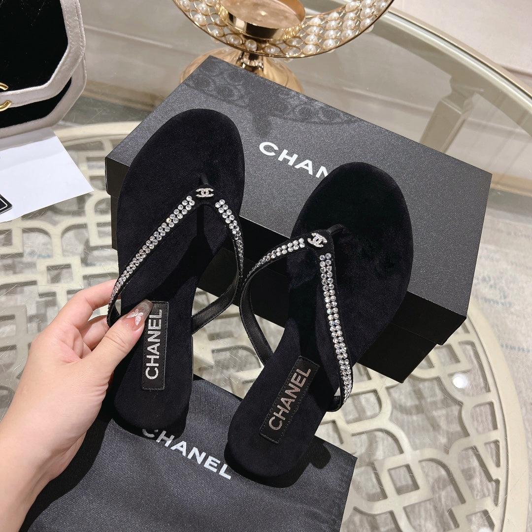 RHINESTONES THONG SANDAL IN BLACK SUEDE