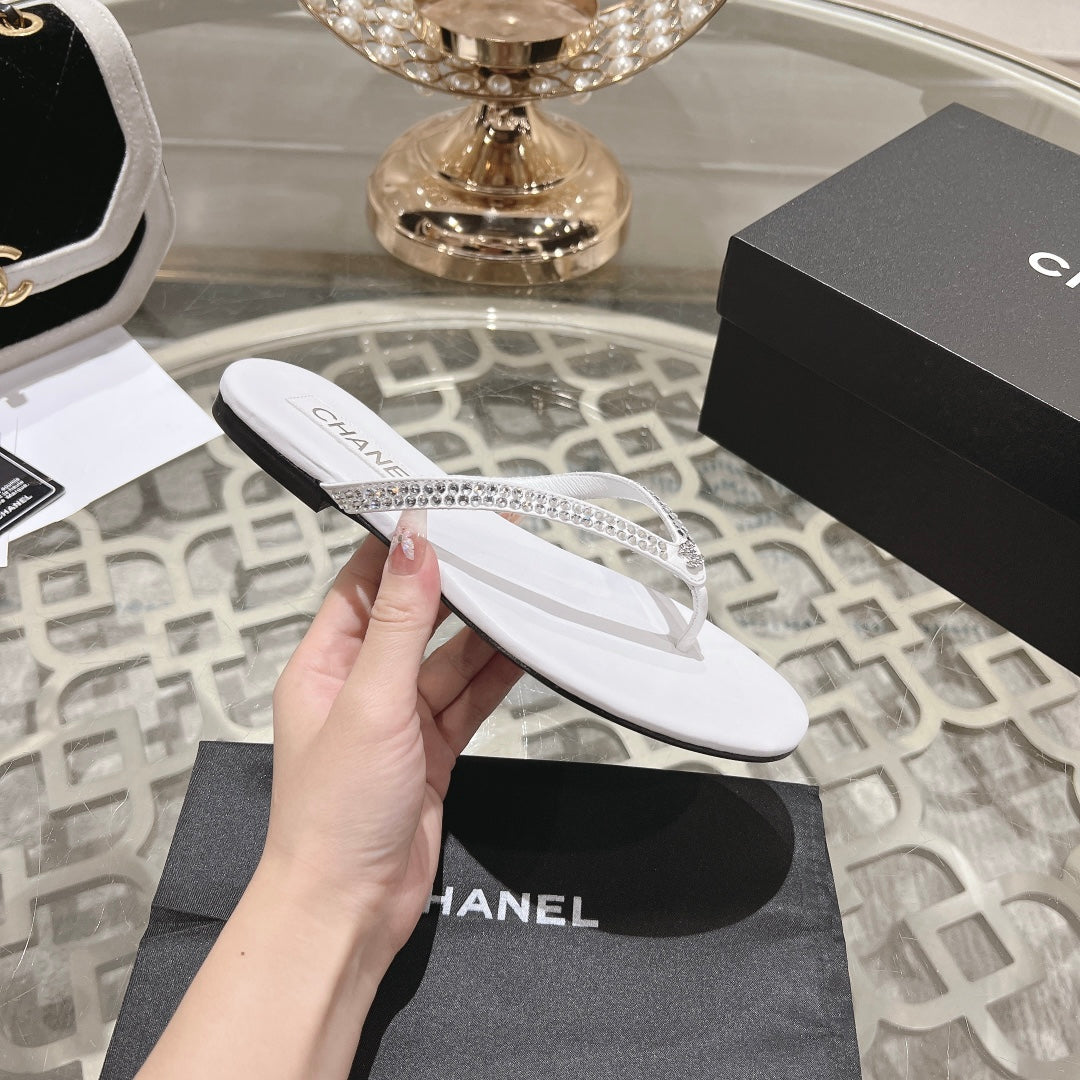 RHINESTONES THONG SANDAL IN WHITE LAMBSKIN