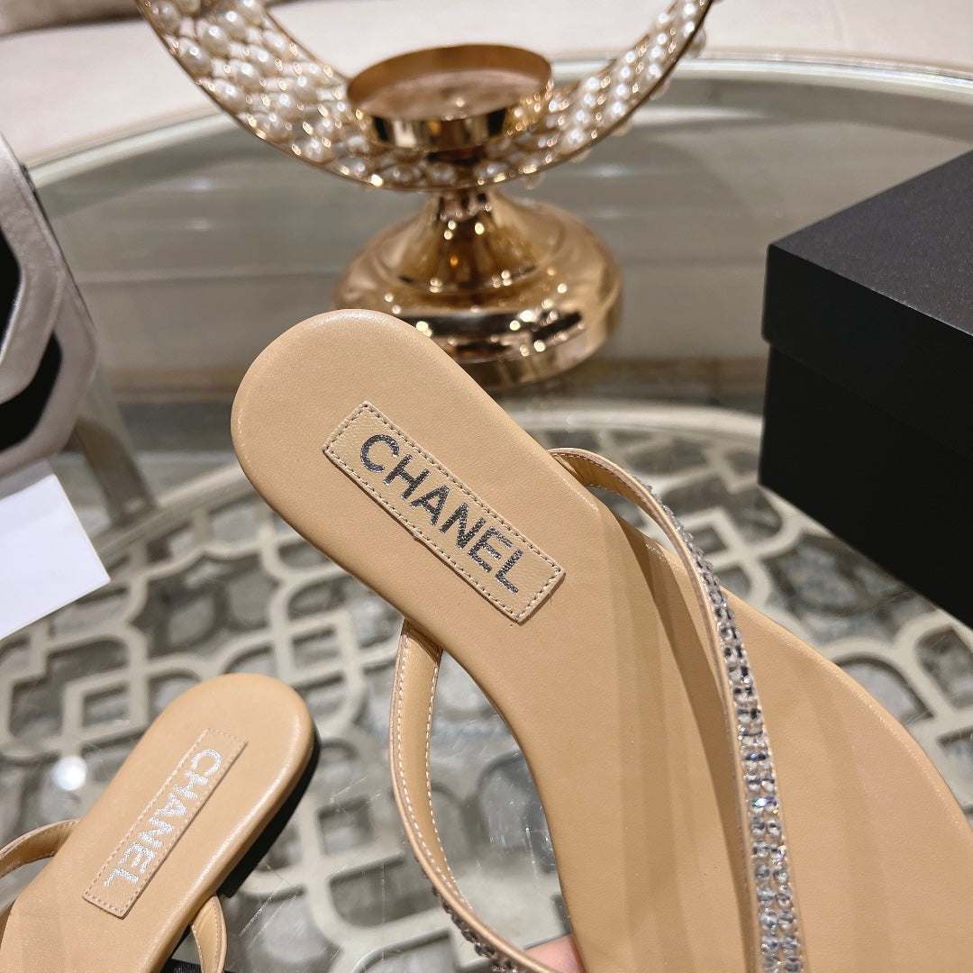 RHINESTONES THONG SANDAL IN MACAROON TAN LAMBSKIN