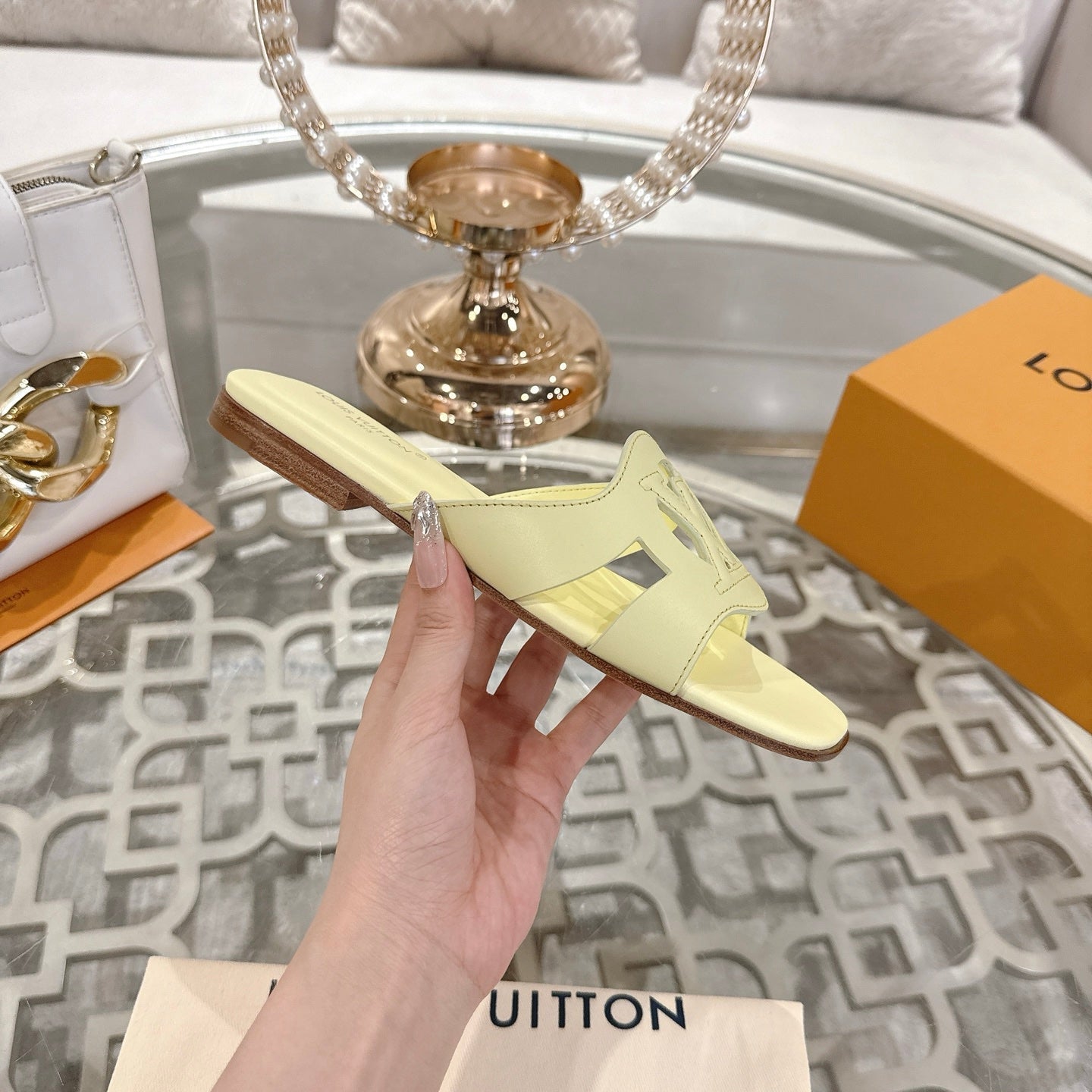 ISOLA FLAT SLIDE IN PALE YELLOW CALFSKIN