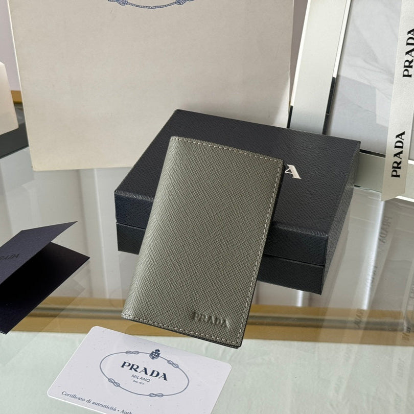 EMBOSSED LOGO WALLET 11 IN FINCH GREEN CALFSKIN