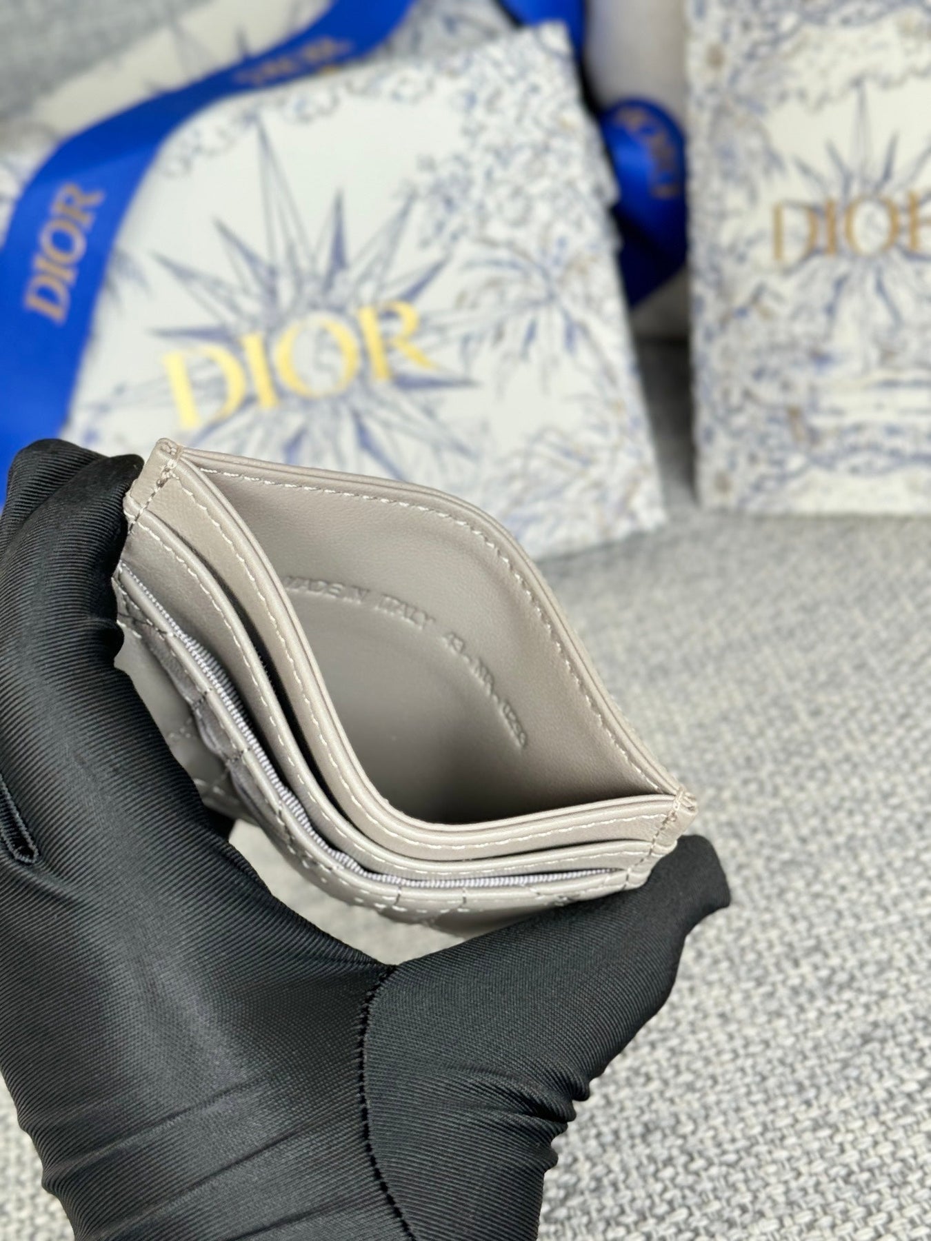 CARO FREESIA CARD HOLDER 10 IN LIGHT GREY CANNAGE CALFSKIN