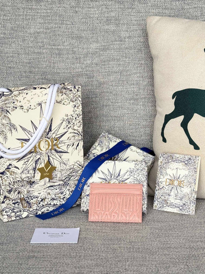 FREESIA CARD HOLDER 10 IN BABY PINK QUILTED ALLOVER CALFSKIN