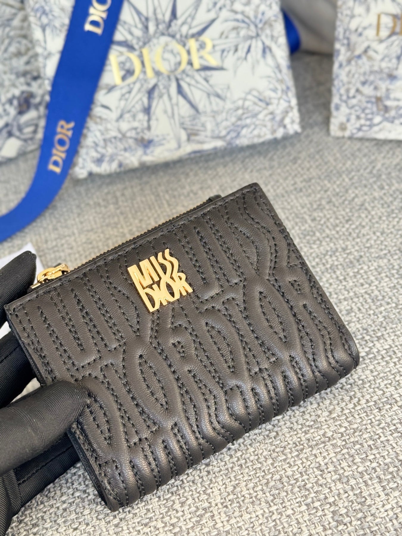 BIFOLD WALLET 11 IN BLACK QUILTED ALLOVER CALFSKIN