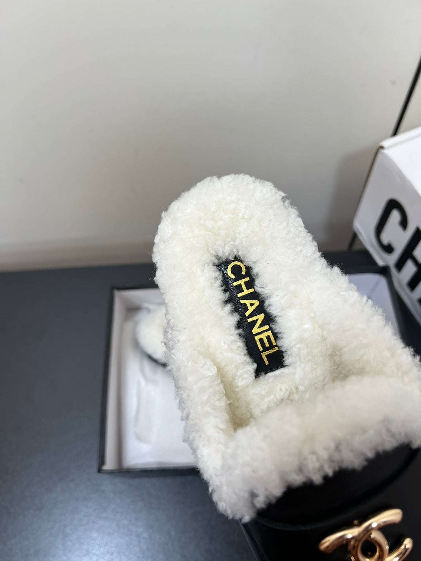 LOAFERS MULE IN BLACK CALFSKIN AND WHITE FLEECE LINING