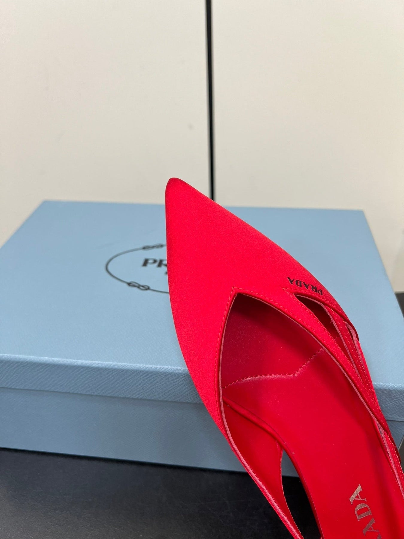 CUT-OUT BALLERINAS IN RED SATIN