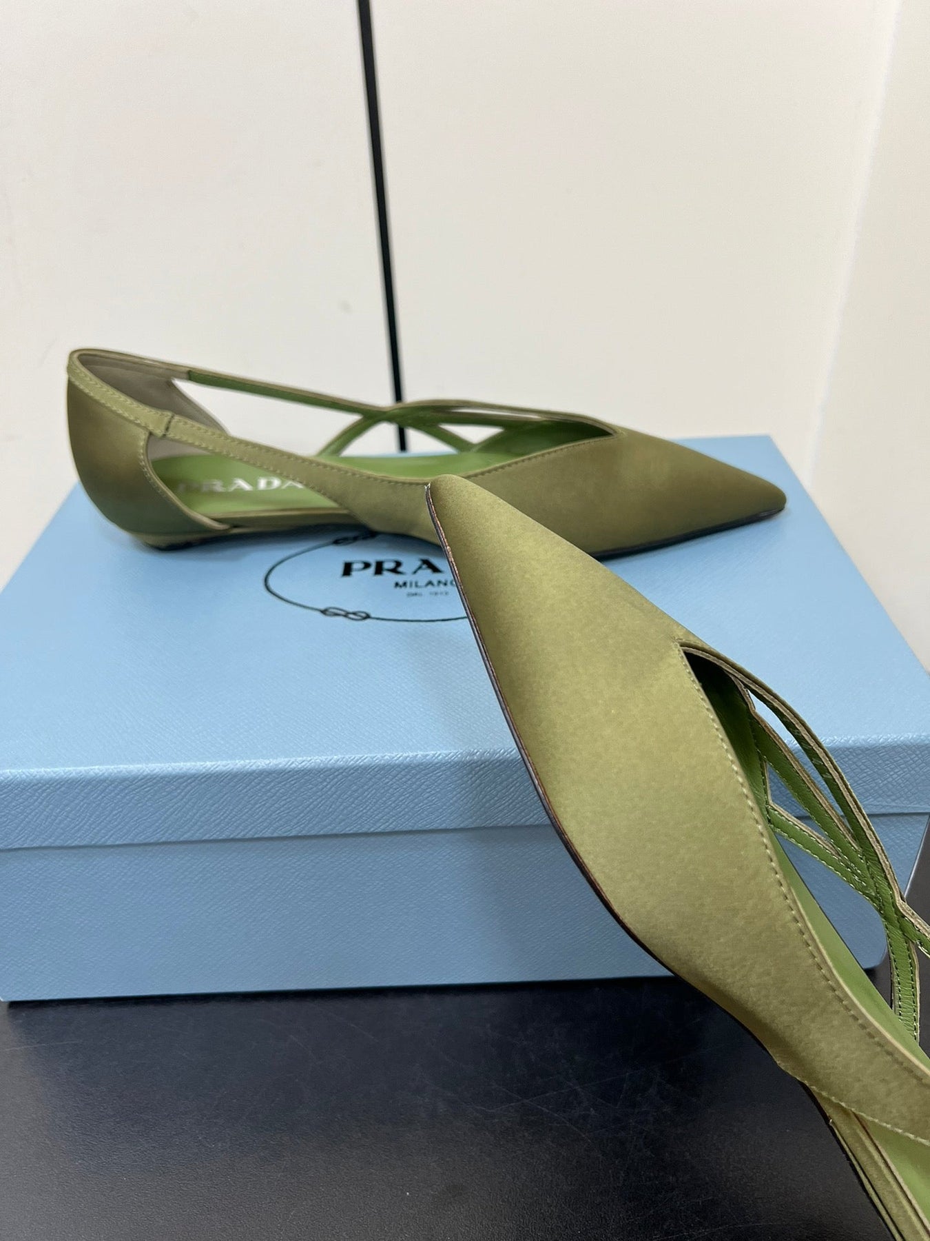 CUT-OUT BALLERINAS IN OLIVE GREEN SATIN
