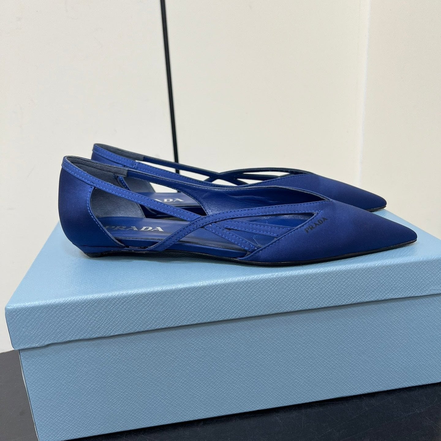 CUT-OUT BALLERINAS IN NAVY BLUE SATIN