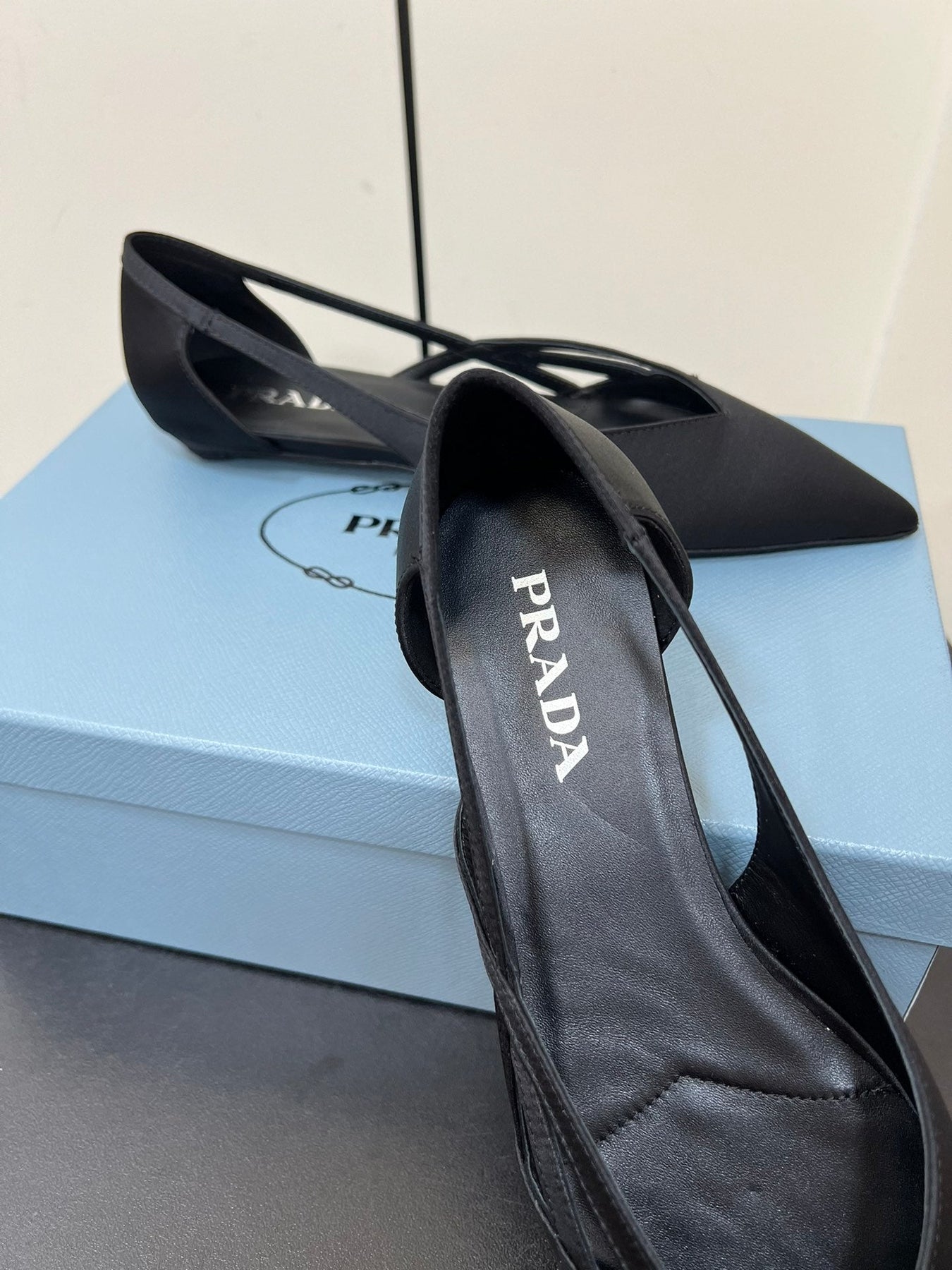 CUT-OUT BALLERINAS IN BLACK SATIN