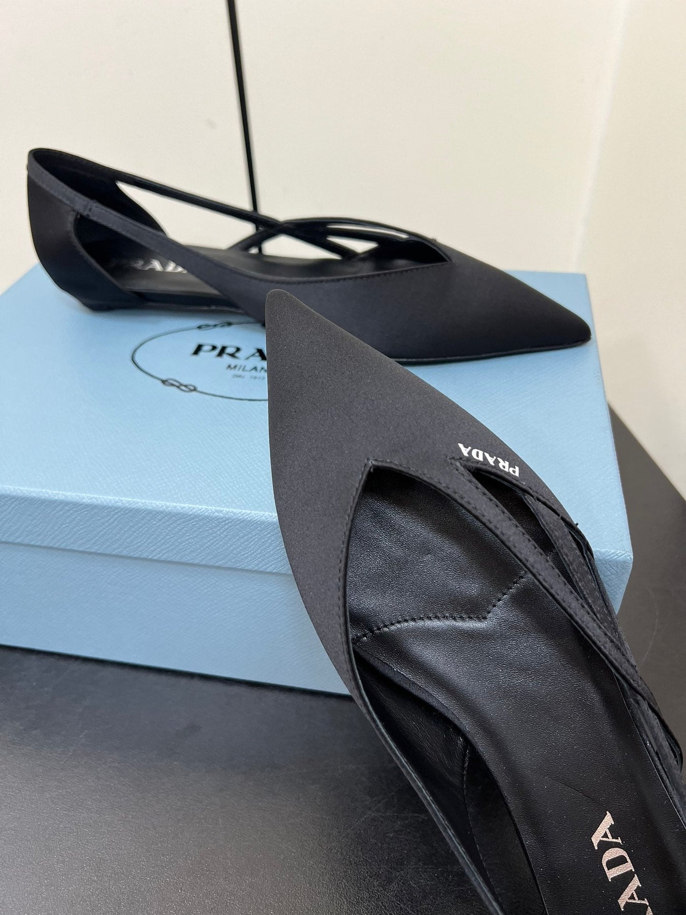 CUT-OUT BALLERINAS IN BLACK SATIN