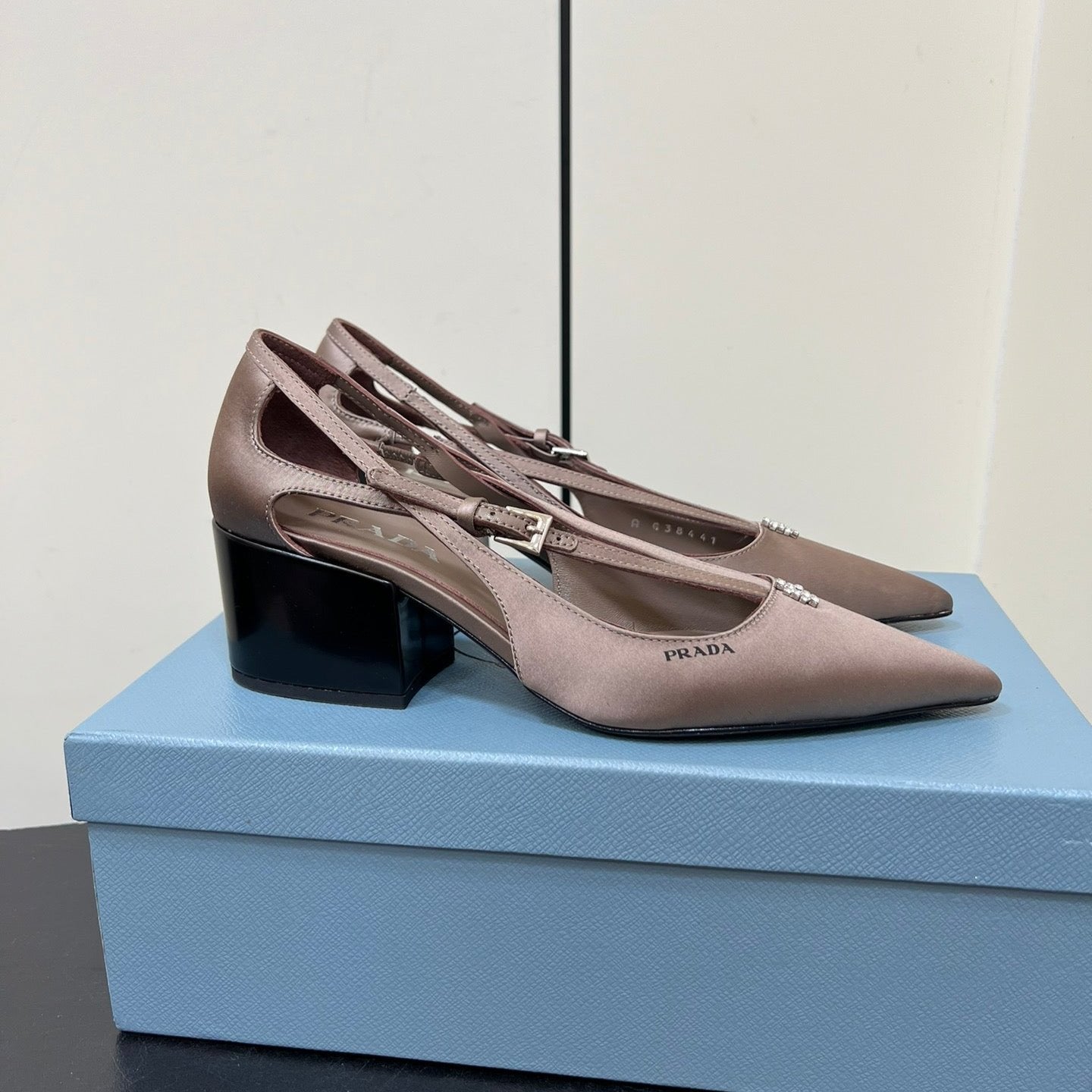 CUT-OUT PUMPS WITH BEAD BUCKLE IN HAZELNUT BEIGE SATIN