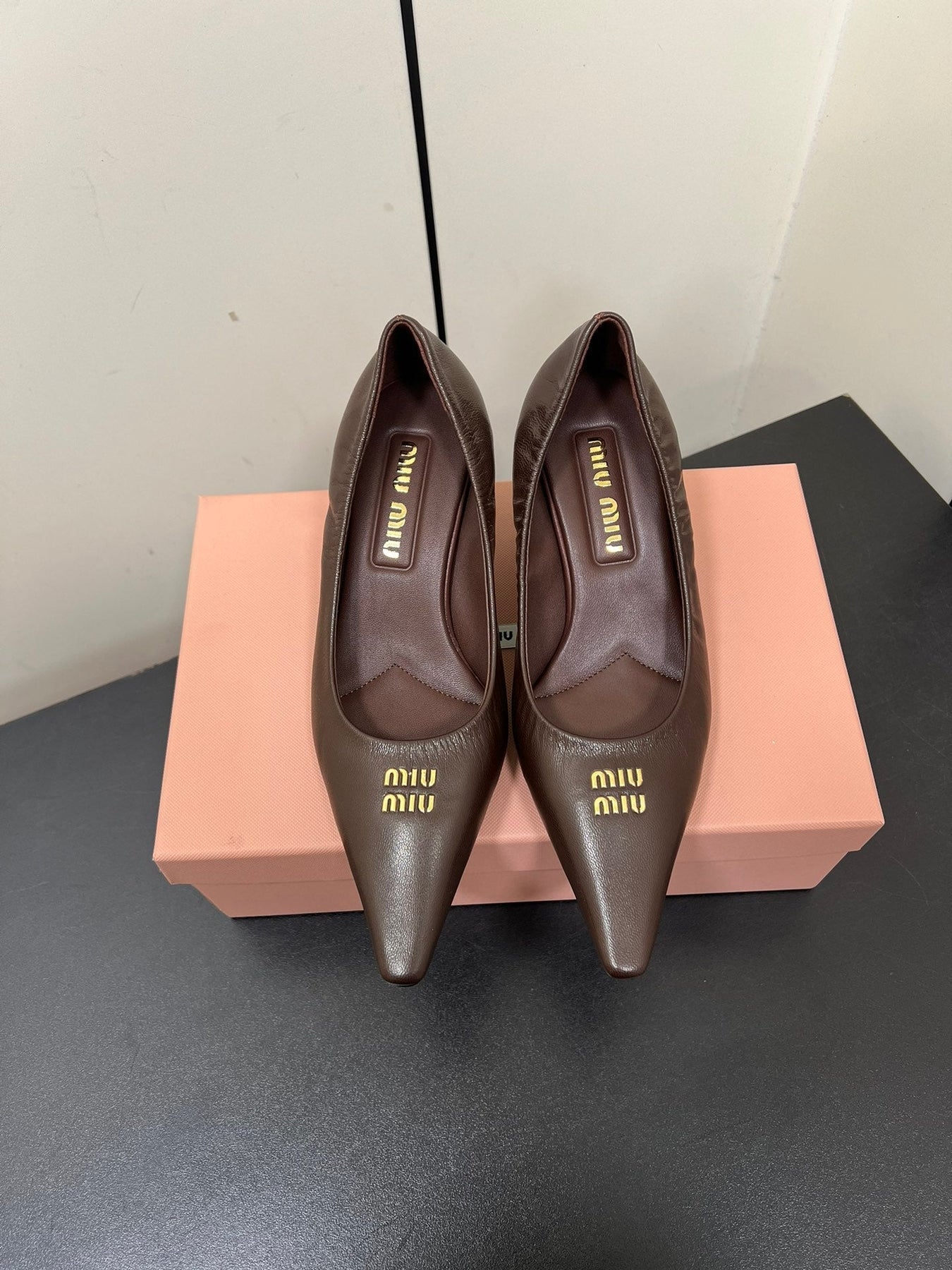 POINTED-TOE MID HEEL PUMPS IN CHOCOLATE SMOOTH LAMBSKIN