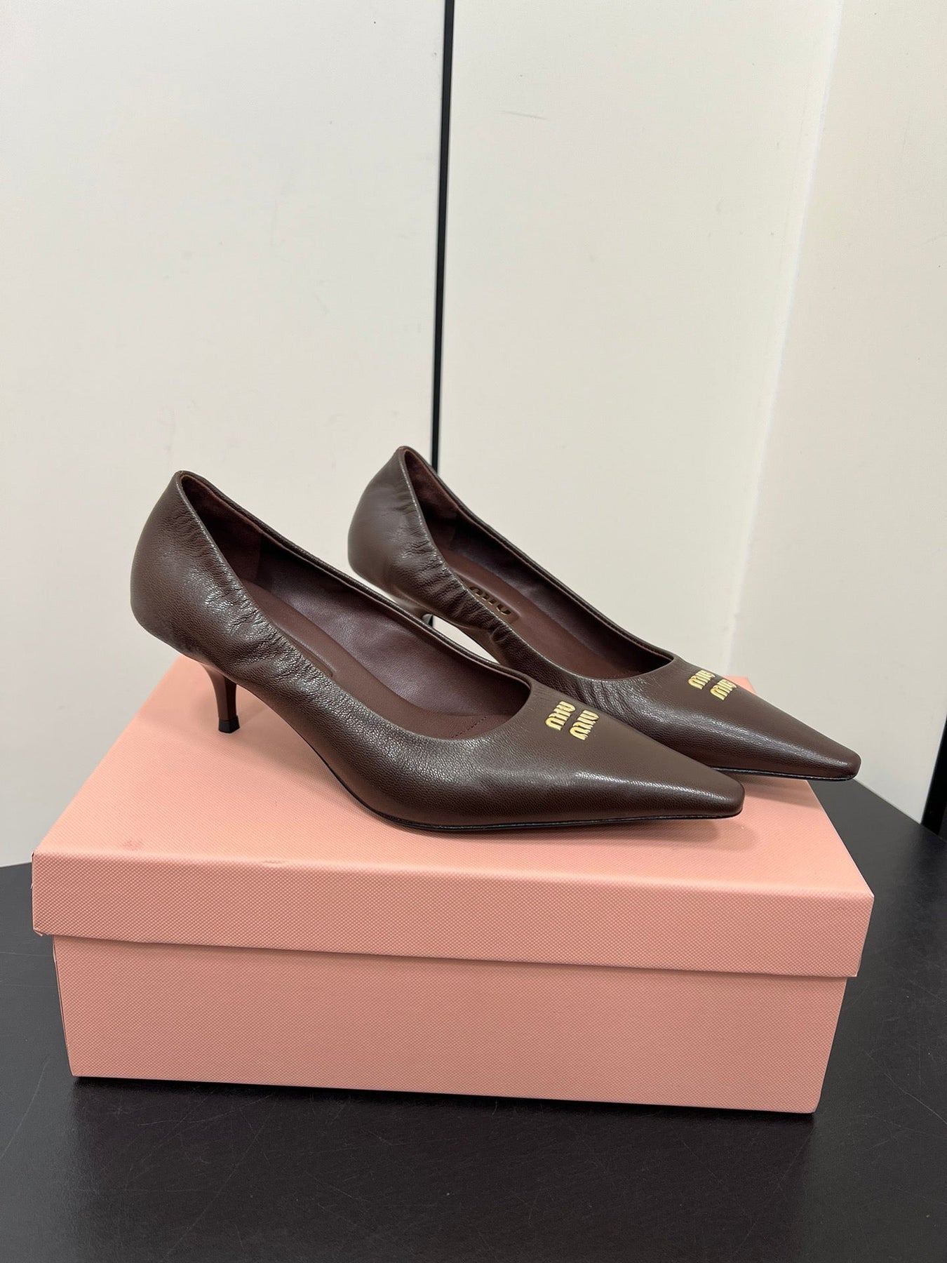 POINTED-TOE MID HEEL PUMPS IN CHOCOLATE SMOOTH LAMBSKIN