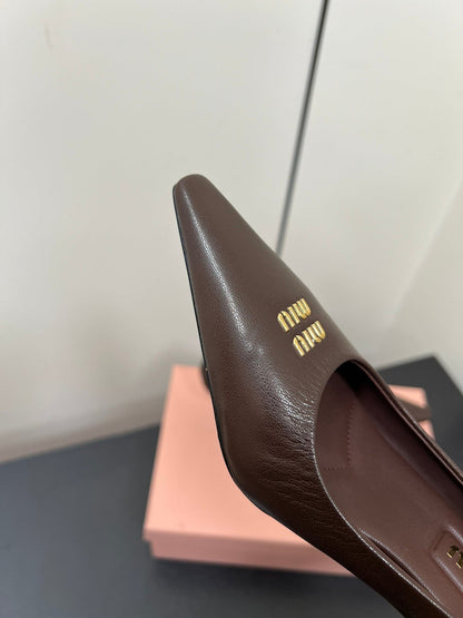 POINTED-TOE MID HEEL PUMPS IN CHOCOLATE SMOOTH LAMBSKIN