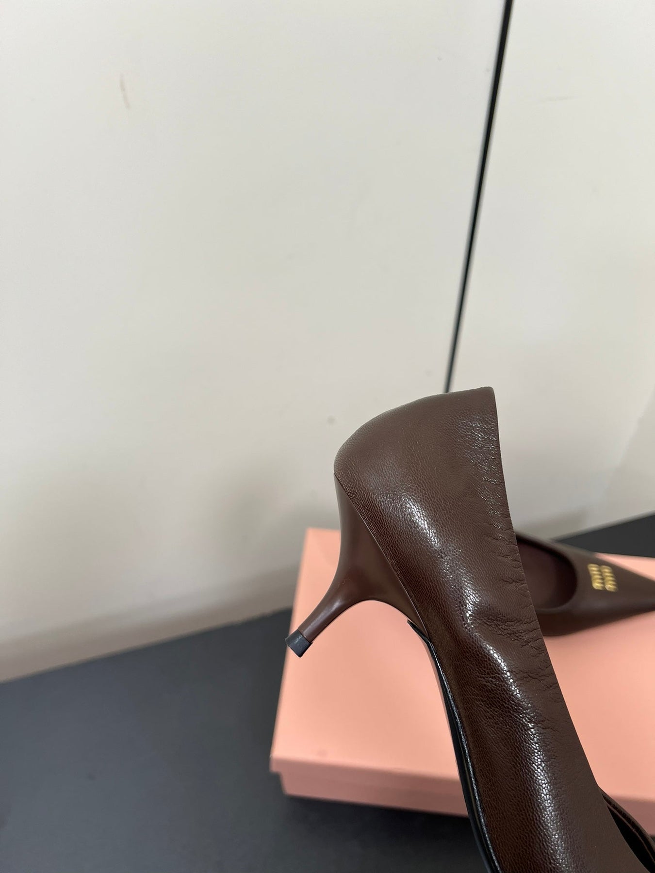 POINTED-TOE MID HEEL PUMPS IN CHOCOLATE SMOOTH LAMBSKIN