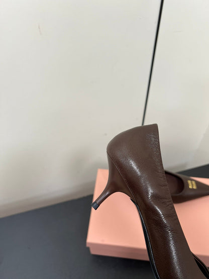 POINTED-TOE MID HEEL PUMPS IN CHOCOLATE SMOOTH LAMBSKIN