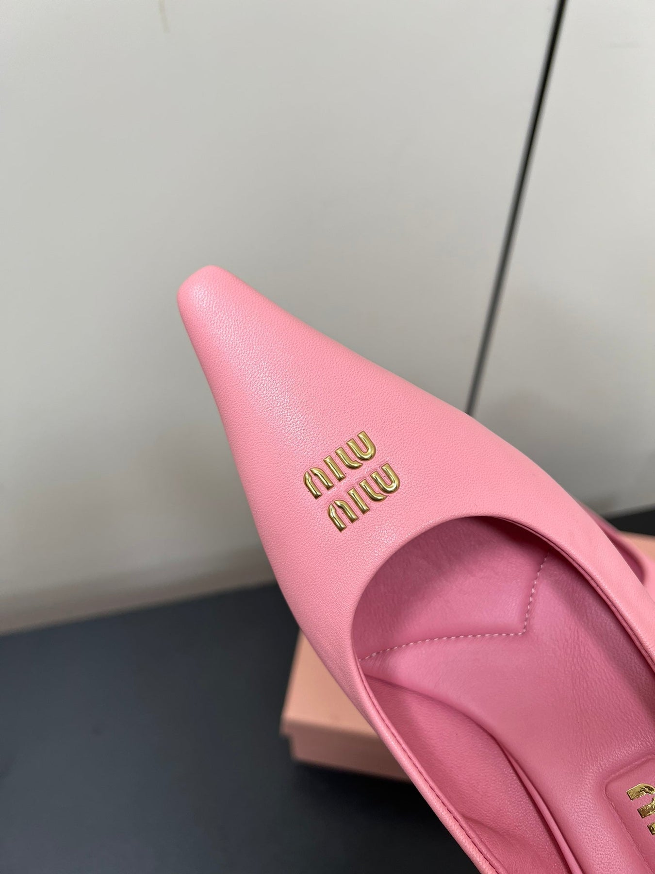 POINTED-TOE MID HEEL PUMPS IN PINK SMOOTH LAMBSKIN