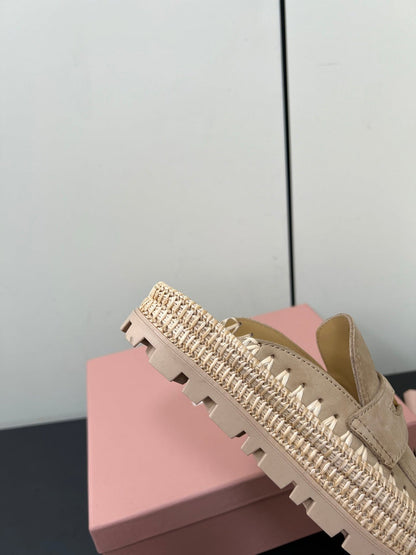 MULES SLIPPERS IN BEIGE SUEDE WITH GOLD COIN