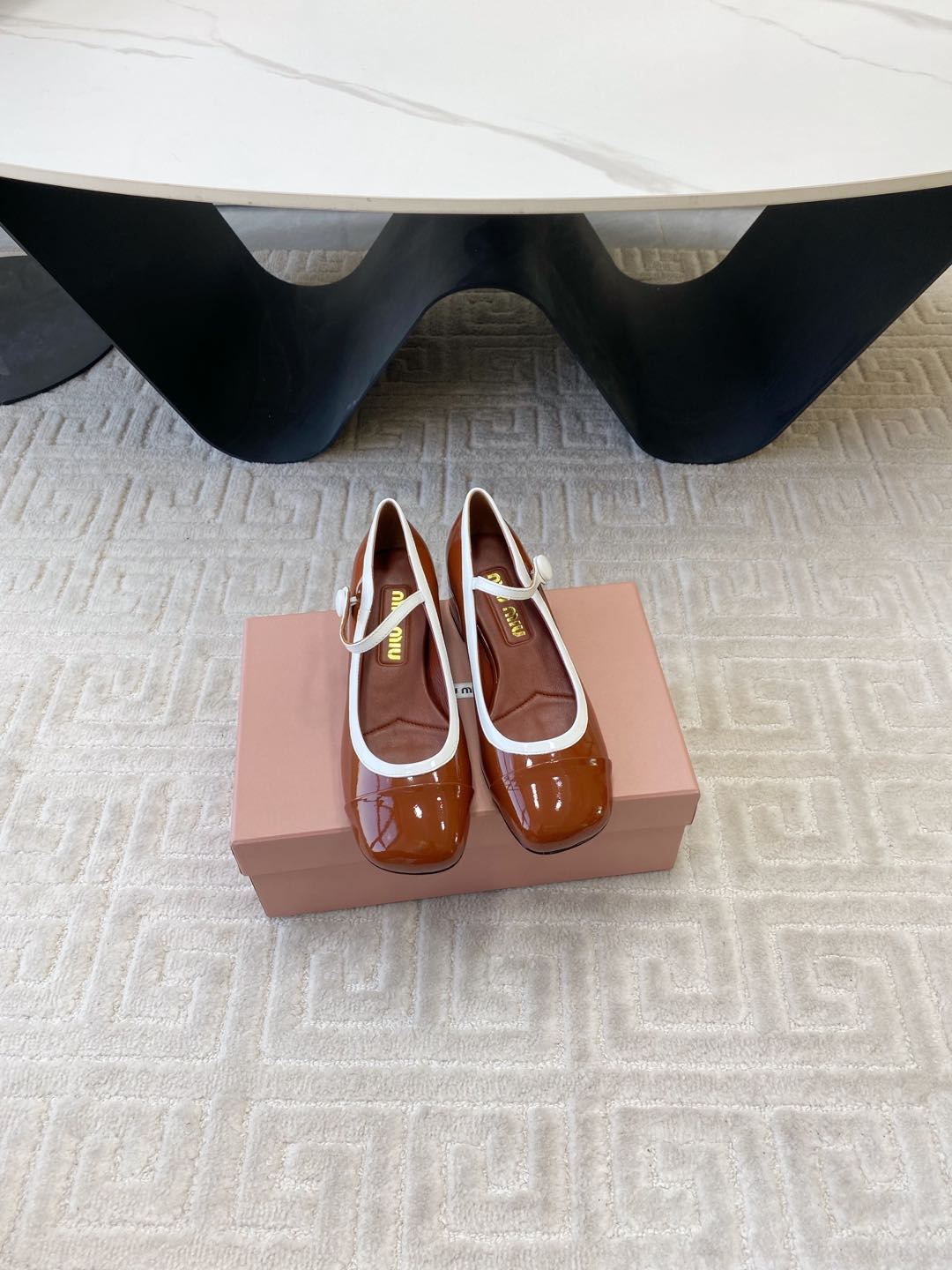 MARY JANE PUMPS IN SMOKY UMBER GLOSSY SHEEPSKIN