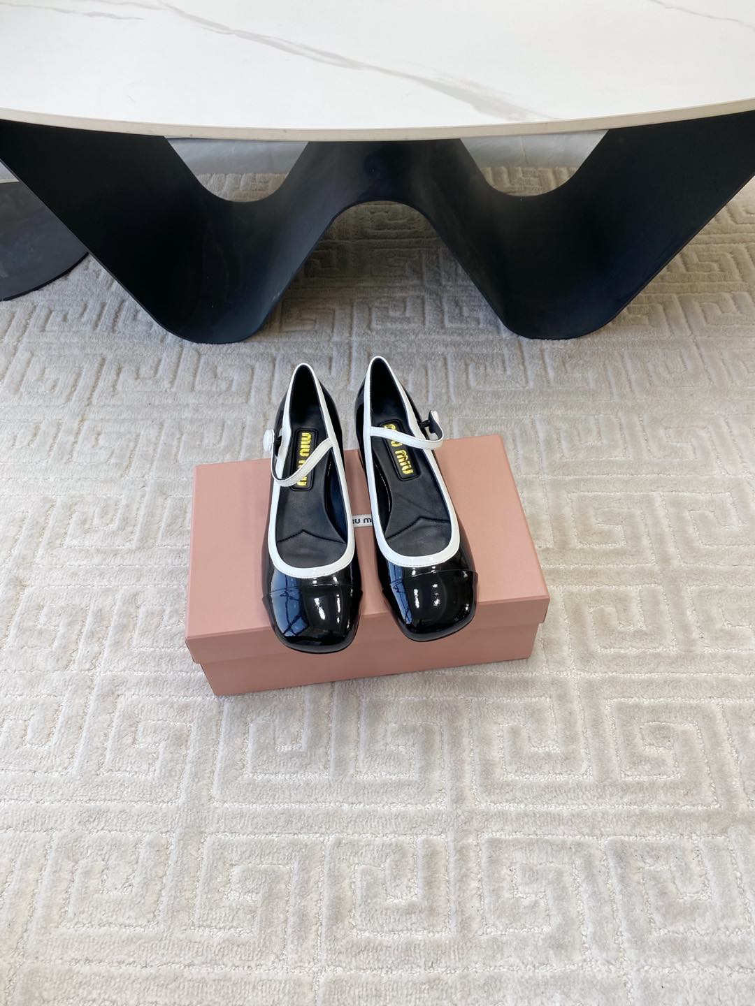 MARY JANE PUMPS IN BLACK GLOSSY SHEEPSKIN