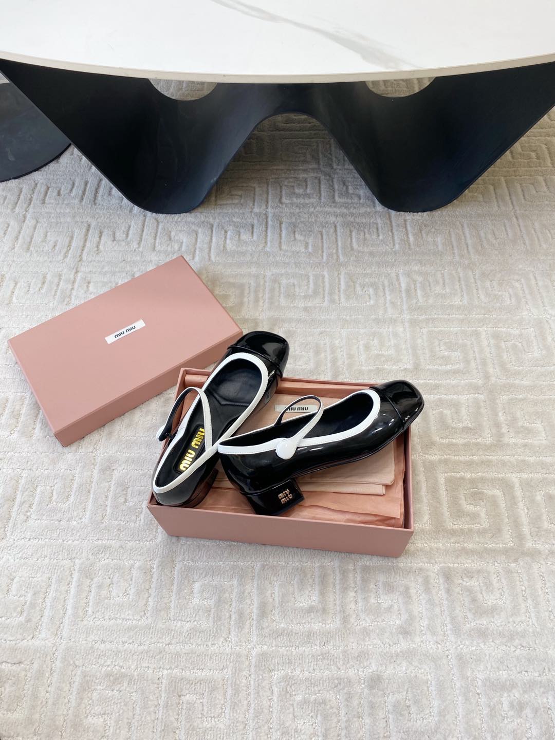 MARY JANE PUMPS IN BLACK GLOSSY SHEEPSKIN