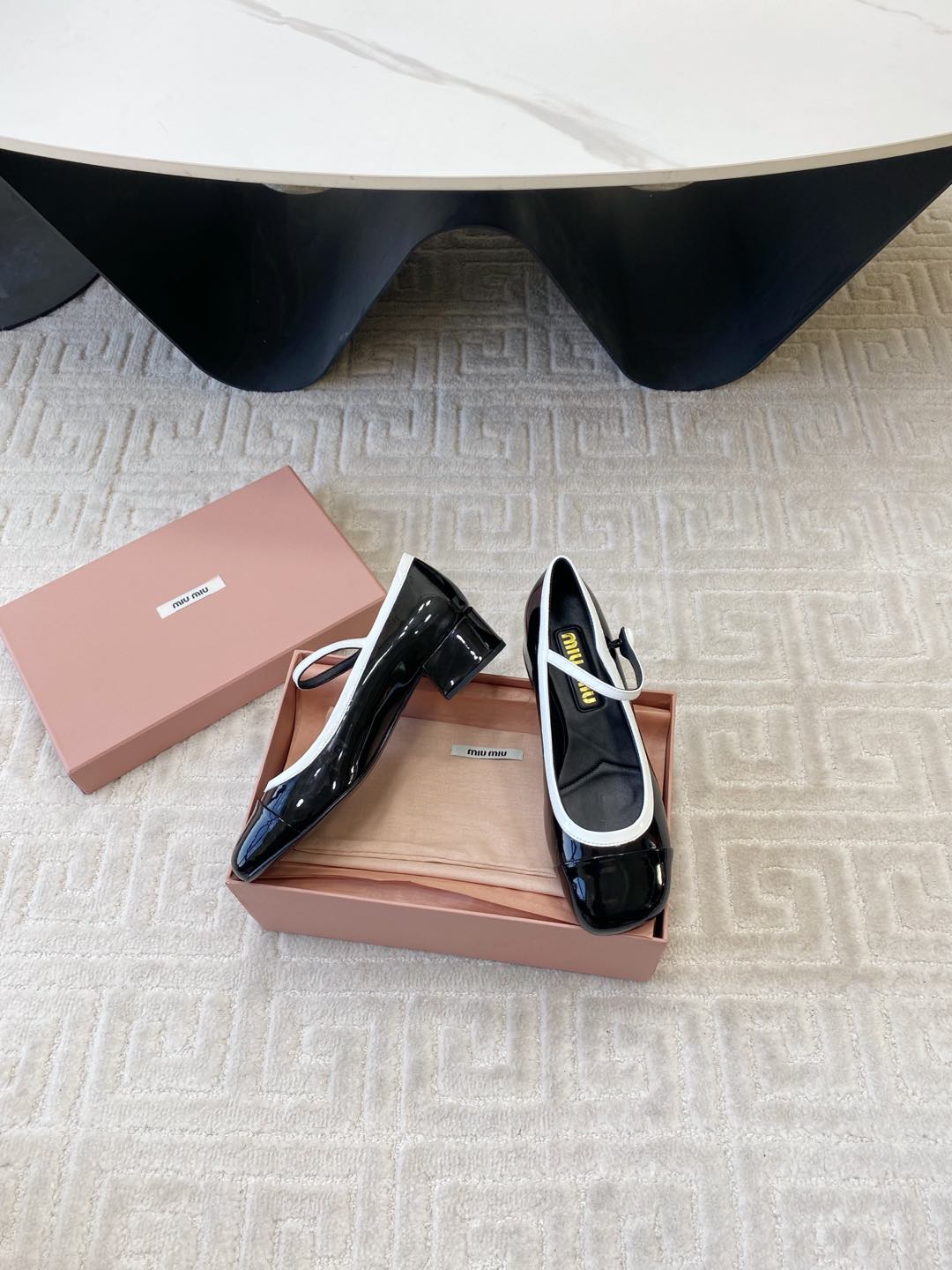 MARY JANE PUMPS IN BLACK GLOSSY SHEEPSKIN