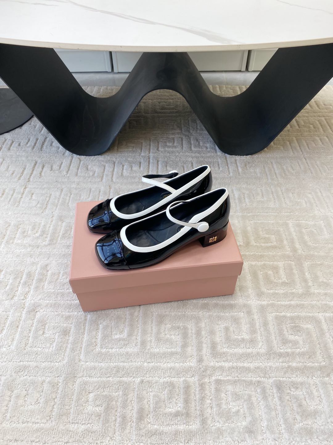 MARY JANE PUMPS IN BLACK GLOSSY SHEEPSKIN