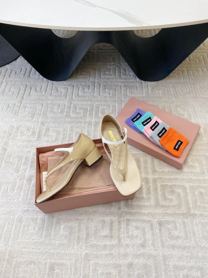 MID-HEEL THONG SANDALS IN BEIGE GLOSSY SHEEPSKIN