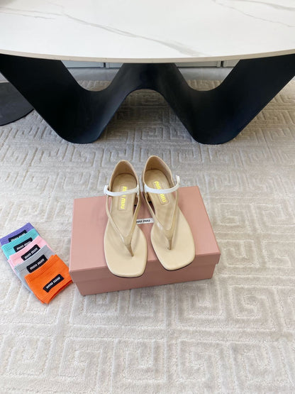 MID-HEEL THONG SANDALS IN BEIGE GLOSSY SHEEPSKIN