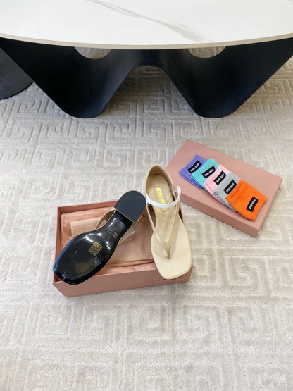 MID-HEEL THONG SANDALS IN BEIGE GLOSSY SHEEPSKIN