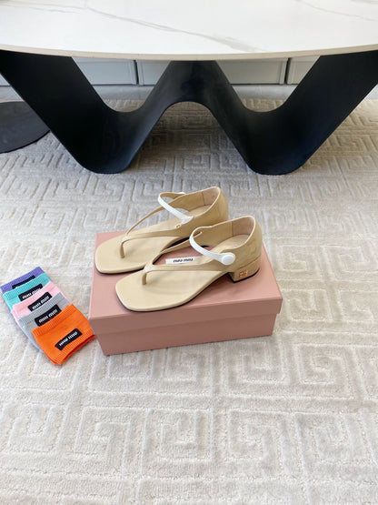 MID-HEEL THONG SANDALS IN BEIGE GLOSSY SHEEPSKIN