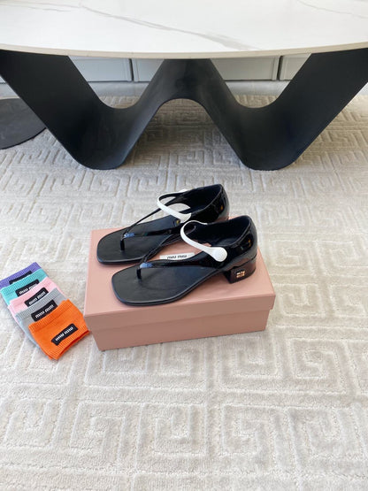 MID-HEEL THONG SANDALS IN BLACK GLOSSY SHEEPSKIN